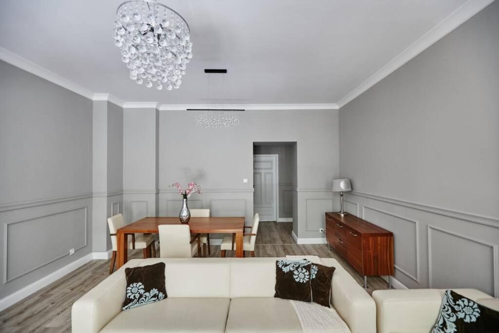 Bezowy Apartament De Lux Dla 4 Osob Chorzow Katowice المظهر الخارجي الصورة